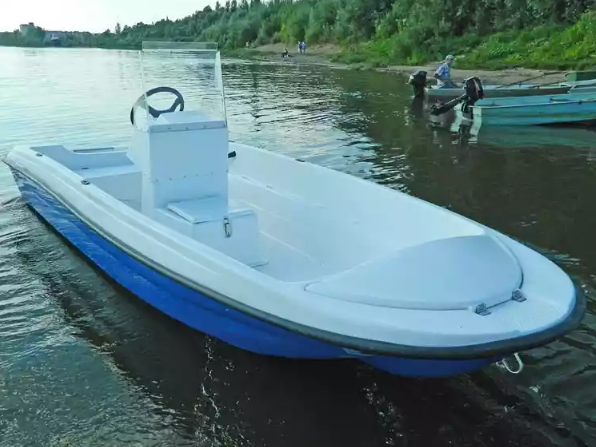 Стеклопластиковая лодка Пингвин с консолью (тримаран) в Норильске