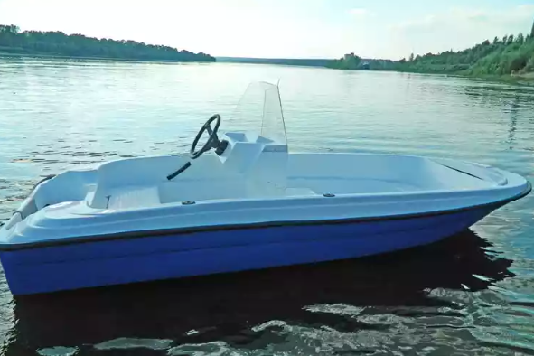 Стеклопластиковая лодка Пингвин с консолью (тримаран) в Норильске